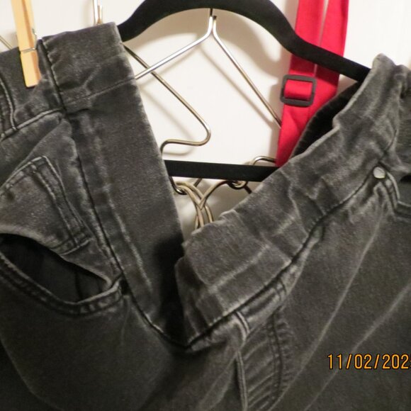 24 w Gloria Vanderbilt Black Pull On Jeans - Picture 2 of 4